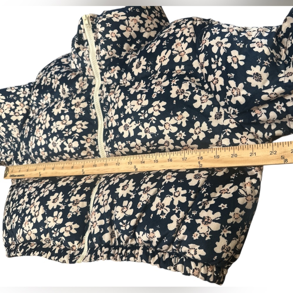 Akaiv Cropped Floral Puffer Jacket Size Large Navy Blue Cream Pockets Full Zip - Picture 12 of 14